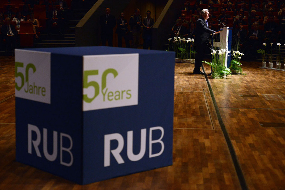 Bundespräsident Joachim Gauck hält eine Ansprache im Auditorium Maximum beim Festakt anlässlich 50 Jahre Ruhr-Universität in Bochum