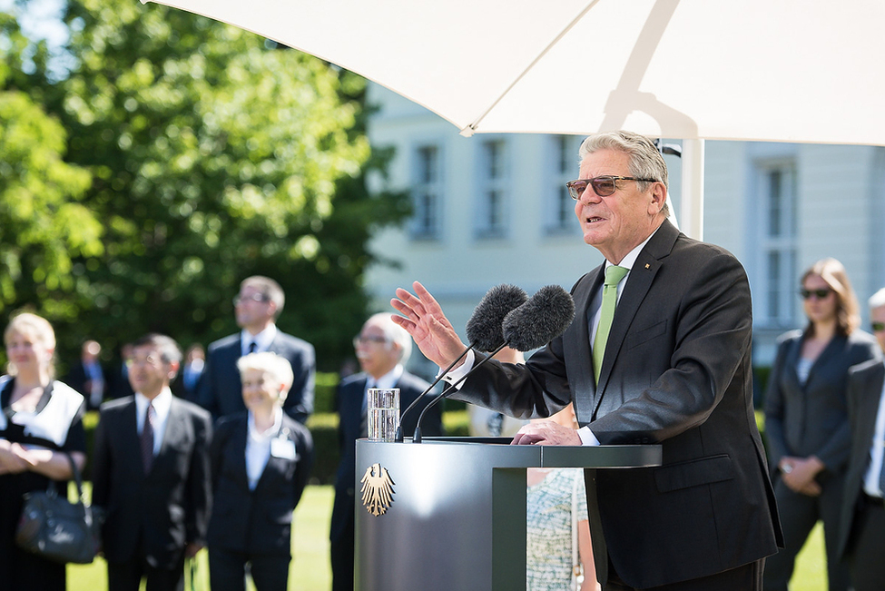 Bundespräsident Joachim Gauck hält eine Rede beim Empfang für die Stipendiatinnen und Stipendiaten der Alexander von Humboldt-Stiftung im Park von Schloss Bellevue