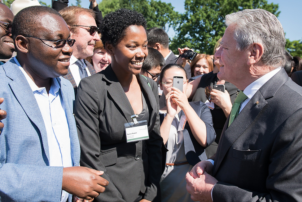 Bundespräsident Joachim Gauck begegnet Stipendiatinnen und Stipendiaten der Alexander von Humboldt-Stiftung im Park von Schloss Bellevue
