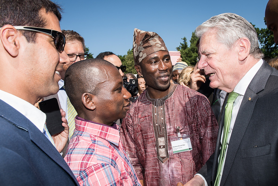 Bundespräsident Joachim Gauck begegnet Stipendiatinnen und Stipendiaten der Alexander von Humboldt-Stiftung im Park von Schloss Bellevue