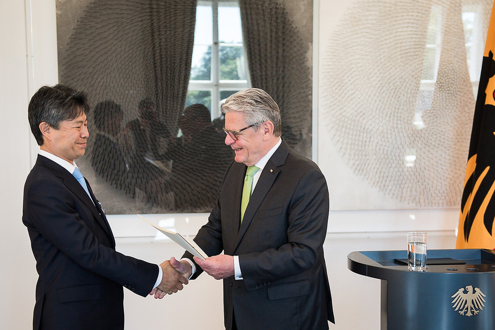 Bundespräsident Joachim Gauck überreicht den Philipp Franz von Siebold-Preis 2015 an Kazuhiro Takii, japanischer Professor für Neuere Rechtsgeschichte, in der Galerie in Schloss Bellevue 