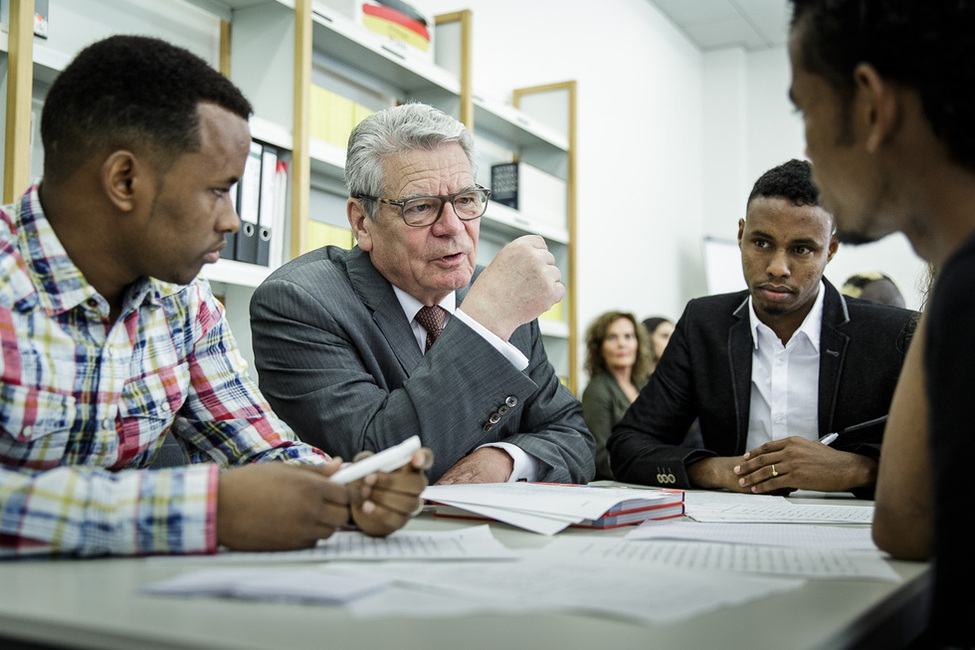 Bundespräsident Joachim Gauck im Gespräch mit Schülerinnen und Schülern des Projekts 'DaZuLERNEN' der Gießener Friedrich-Feld-Schule anlässlich des Besuch von Flüchtlingsprojekten