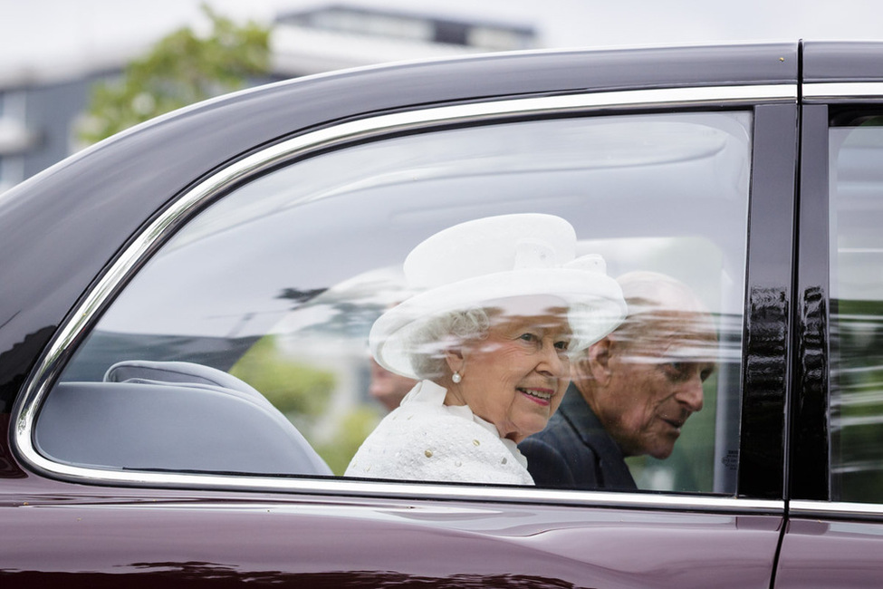 Königin Elizabeth II und der Herzog von Edinburgh bei einer Fahrt durch Berlin während des Staatsbesuches 
