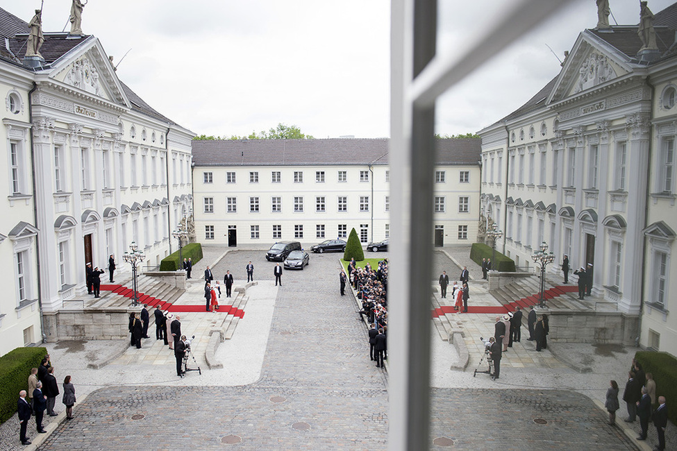 Bundespräsident Joachim Gauck und Daniela Schadt begrüßen Königin Elizabeth II und den Herzog von Edinburgh vor dem Portal von Schloss Bellevue anlässlich des Staatsbesuches