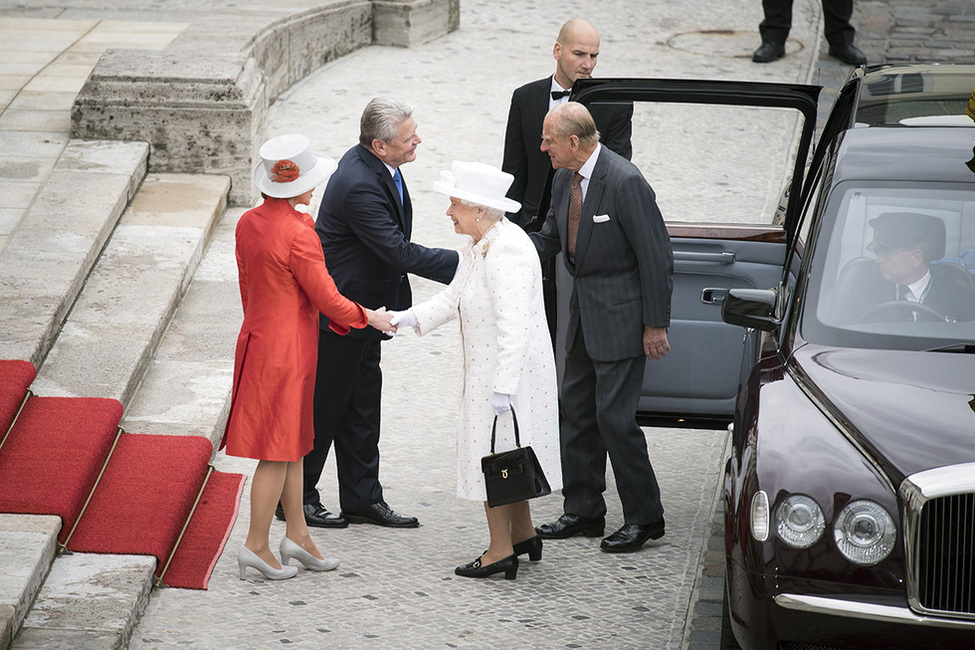 Bundespräsident Joachim Gauck und Daniela Schadt begrüßen Königin Elizabeth II und den Herzog von Edinburgh vor dem Schloss Bellevue anlässlich des Staatsbesuches