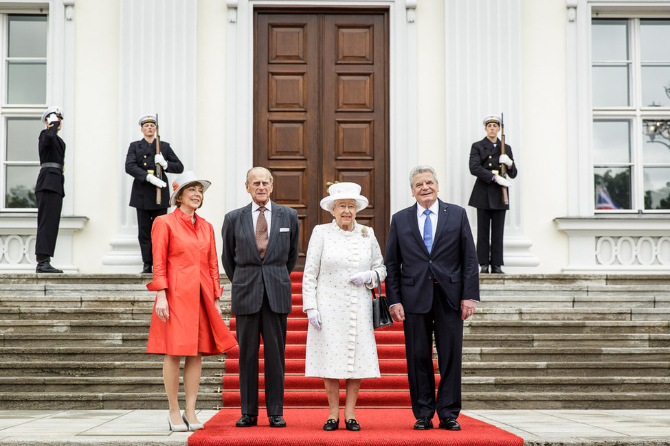 Bundespräsident Joachim Gauck und Daniela Schadt begrüßen Königin Elizabeth II und den Herzog von Edinburgh vor dem Portal in Schloss Bellevue anlässlich des Staatsbesuches
