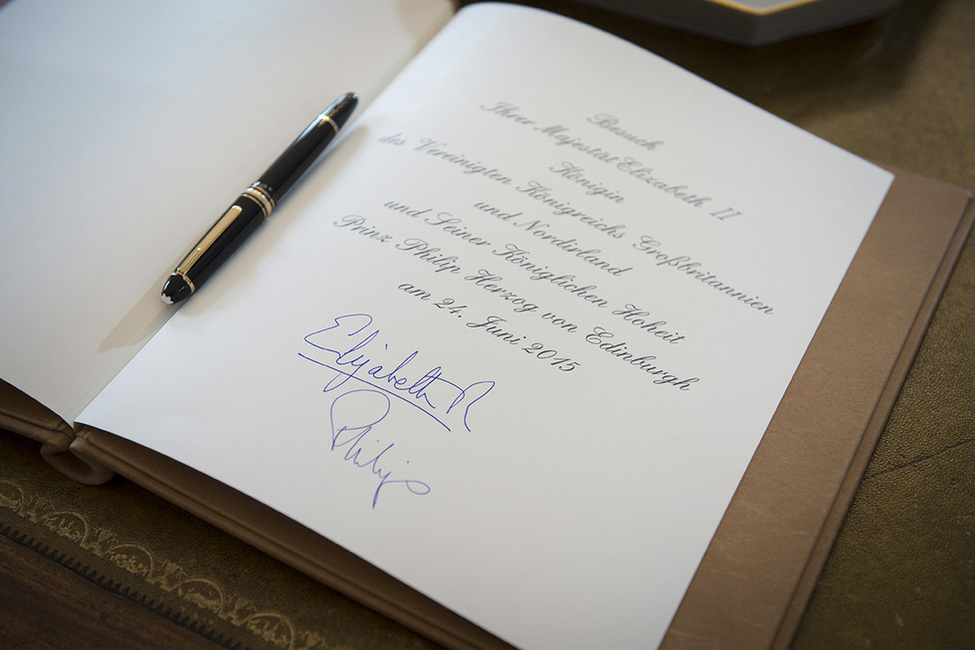 Gästebucheintrag von Königin Elizabeth II und dem Herzog von Edinburgh anlässlich des Staatsbesuches