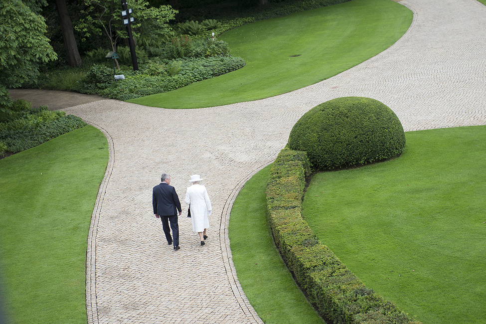 Bundespräsident Joachim Gauck begrüßt Königin Elizabeth II in Schloss Bellevue mit militärischen Ehren anlässlich des Staatsbesuches von Königin Elizabeth II und dem Herzog von Edinburgh