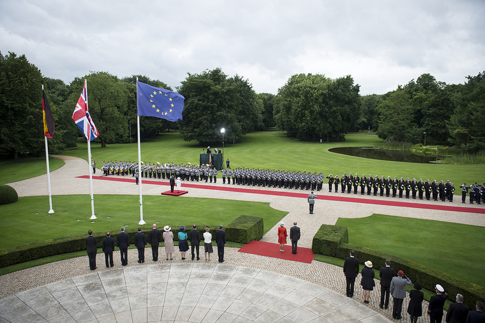 Bundespräsident Joachim Gauck begrüßt Königin Elizabeth II in Schloss Bellevue mit militärischen Ehren anlässlich des Staatsbesuches von Königin Elizabeth II und dem Herzog von Edinburgh