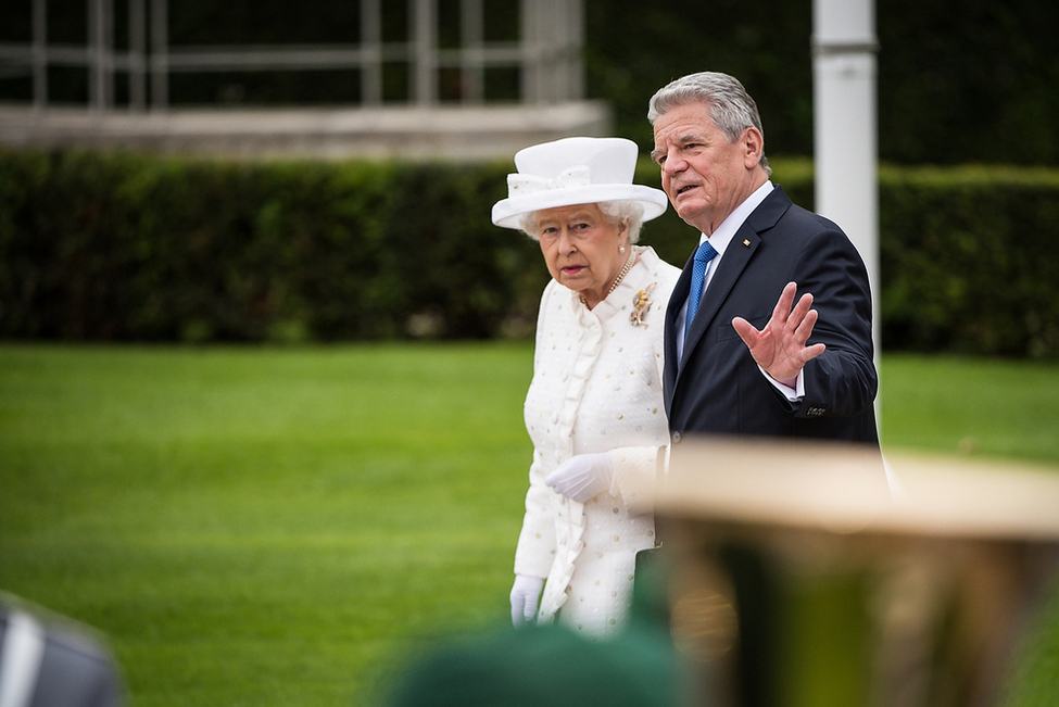 Bundespräsident Joachim Gauck begrüßt Königin Elizabeth II in Schloss Bellevue mit militärischen Ehren anlässlich des Staatsbesuches von Königin Elizabeth II und dem Herzog von Edinburgh