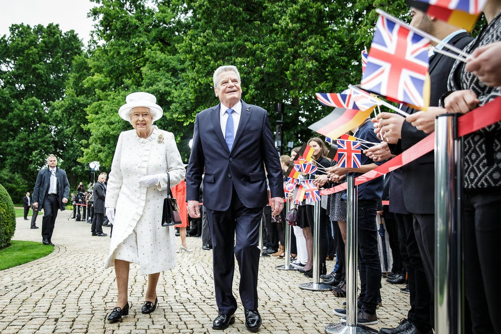 Bundespräsident Joachim Gauck und Königin Elizabeth II bei der Begegnung mit Schülern der Martin-Buber-Schule Spandau bei den militärischen Ehren in Schloss Bellevue anlässlich des Staatsbesuches von Königin Elizabeth II und dem Herzog von Edinburgh