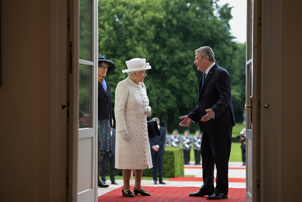 Bundespräsident Joachim Gauck und Königin Elizabeth II begeben sich nach den militärischen Ehren im Schlosspark zum Gang ins Amtszimmer für das anschließende Gespräch anlässlich des Staatsbesuches von Königin Elizabeth II und dem Herzog von Edinburgh