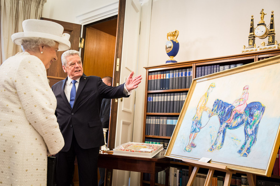 Bundespräsident Joachim Gauck überreicht Königin Elizabeth II das Gemälde 'Pferd in Royalblau' der Künstlerin Nicole Leidenfrost als Gastgeschenk anlässlich des Staatsbesuches 