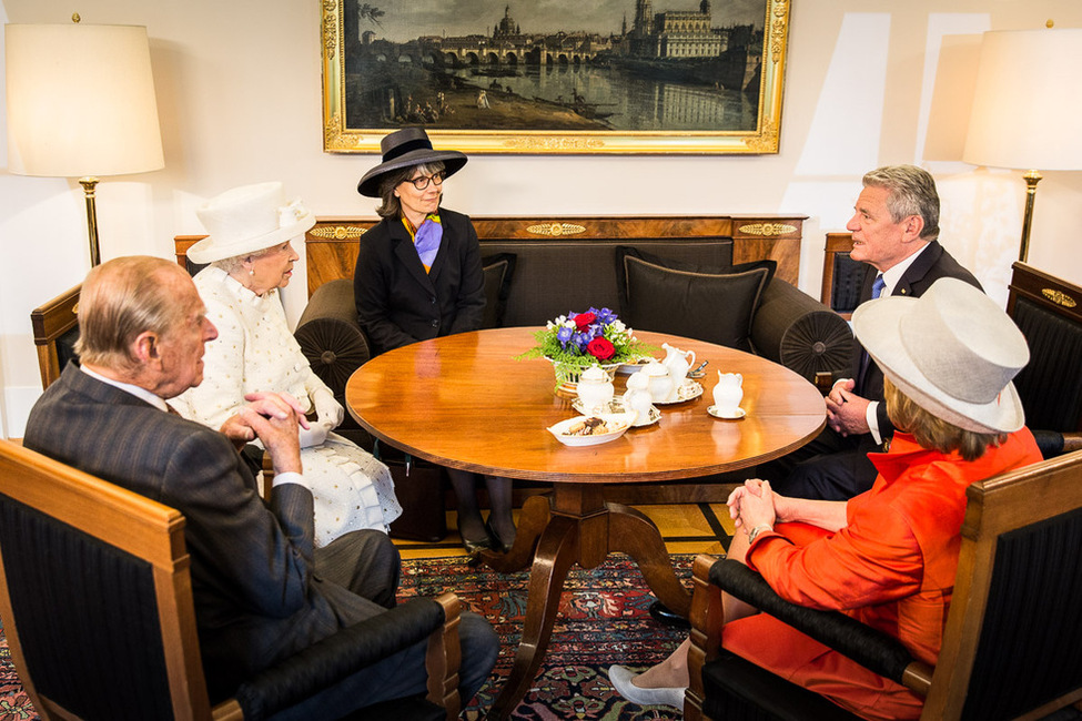 Bundespräsident Joachim Gauck und Königin Elizabeth II beim Gespräch im Amtszimmer zusammen mit Daniela Schadt und dem Herzog von Edinburgh anlässlich des Staatsbesuches