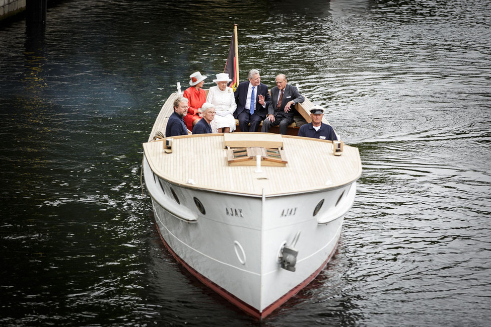 Bundespräsident Joachim Gauck und Königin Elizabeth II während der gemeinsamen Bootsfahrt auf der Spree zusammen mit Daniela Schadt und dem Herzog von Edinburgh 