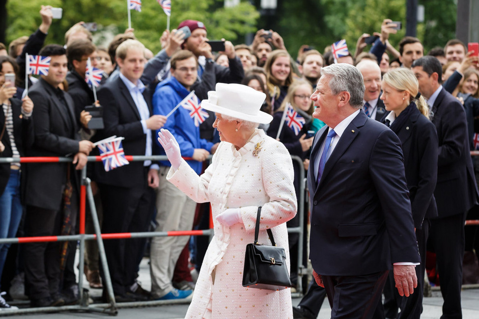 Bundespräsident Joachim Gauck und Königin Elizabeth II auf dem Weg zum Festakt '50 Jahre Queen's Lecture' an der Technischen Universität Berlin 