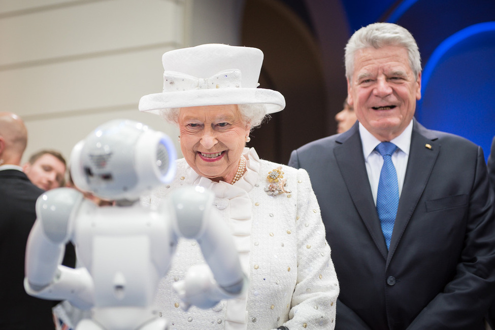 Bundespräsident Joachim Gauck und Königin Elizabeth II bei der Vorstellung eines Studentenprojektes mit einem humanoiden Roboter bei dem Festakt '50 Jahre Queen's Lecture' an der Technischen Universität Berlin 
