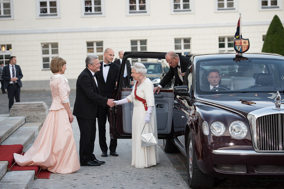 Bundespräsident Joachim Gauck und Daniela Schadt begrüßen Königin Elizabeth II und den Herzog von Edinburgh an der Schlosstreppe in Schloss Bellevue anlässlich des Staatsbanketts