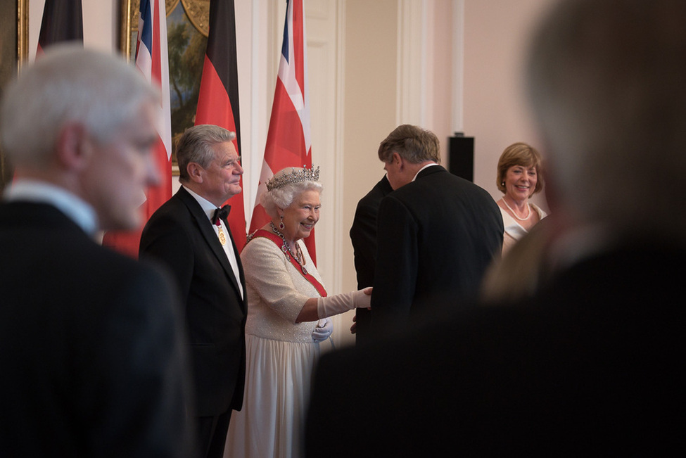 Bundespräsident Joachim Gauck und Königin Elizabeth II begrüßen die Gäste beim Defilee im Salon Luise anlässlich des Staatsbanketts zu Ehren Königin Elizabeth II und dem Herzog von Edinburgh in Schloss Bellevue