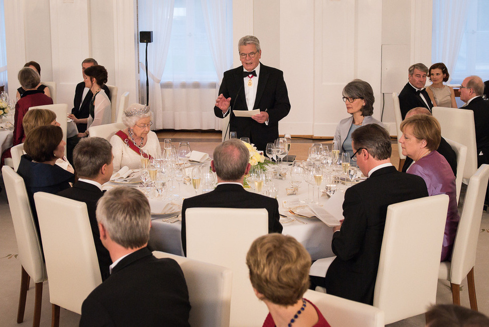 Bundespräsident Joachim Gauck hält eine Rede beim Staatsbankett zu Ehren von Königin Elizabeth II und dem Herzog von Edinburgh in Schloss Bellevue anlässlich des Staatsbesuchs