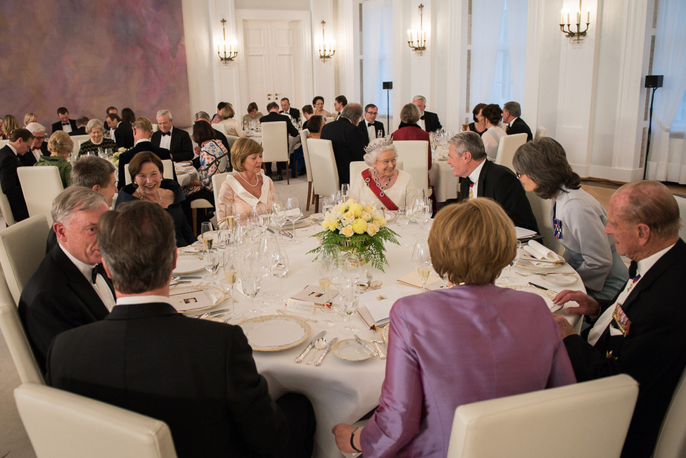 Bundespräsident Joachim Gauck und Königin Elizabeth II beim Austausch am Ehrentisch beim Staatsbankett zu Ehren von Königin Elizabeth II und dem Herzog von Edinburgh in Schloss Bellevue