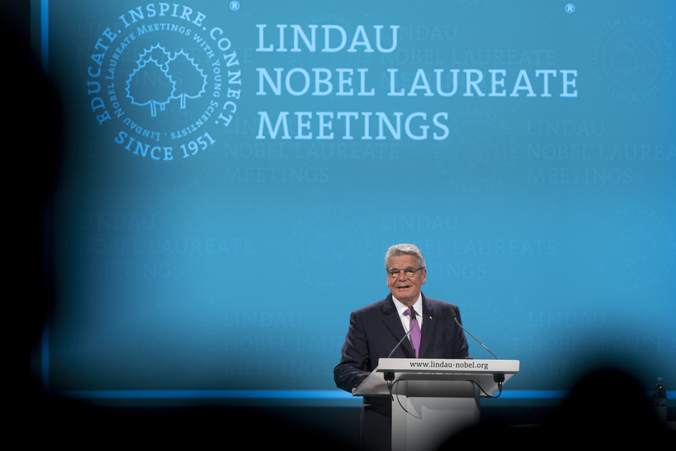 Bundespräsident Joachim Gauck hält eine Ansprache in der Inselhalle Lindau anlässlich der Eröffnung der 65. Lindauer Nobelpreisträgertagung in Lindau