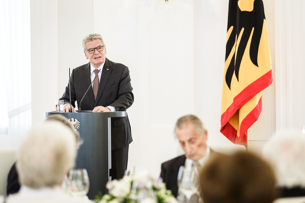 Bundespräsident Joachim Gauck hält eine Rede im Großen Saal anlässlich des Mittagessens für Repräsentanten der Lagergemeinschaften ehemaliger nationalsozialistischer Konzentrationslager in Schloss Bellevue