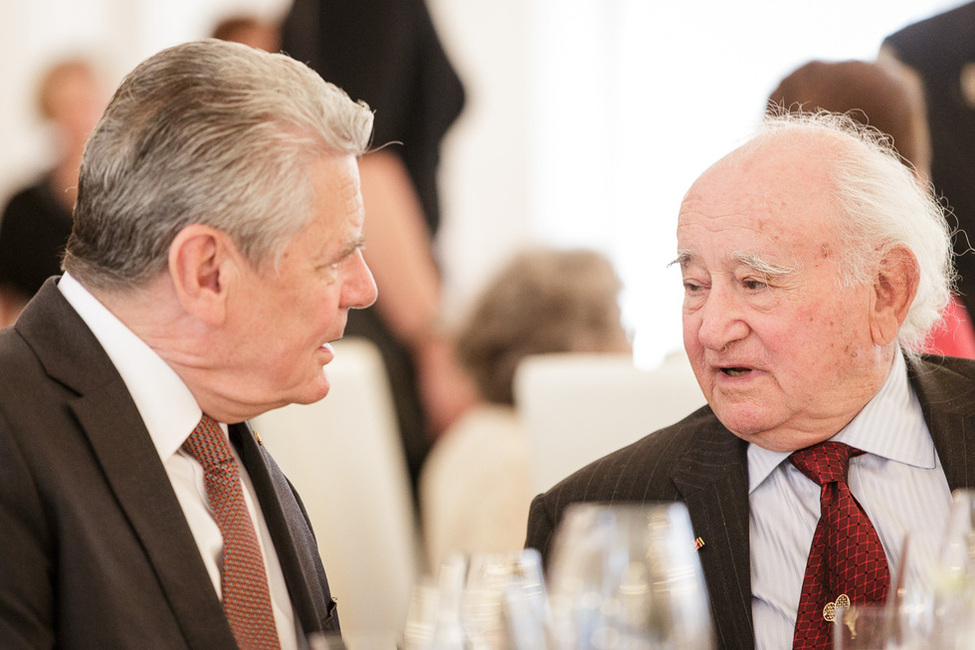 Bundespräsident Joachim Gauck im Gespräch mit Roman R. Kent, einem Gast des Mittagessens für Repräsentanten der Lagergemeinschaften ehemaliger nationalsozialistischer Konzentrationslager im Großen Saal in Schloss Bellevue