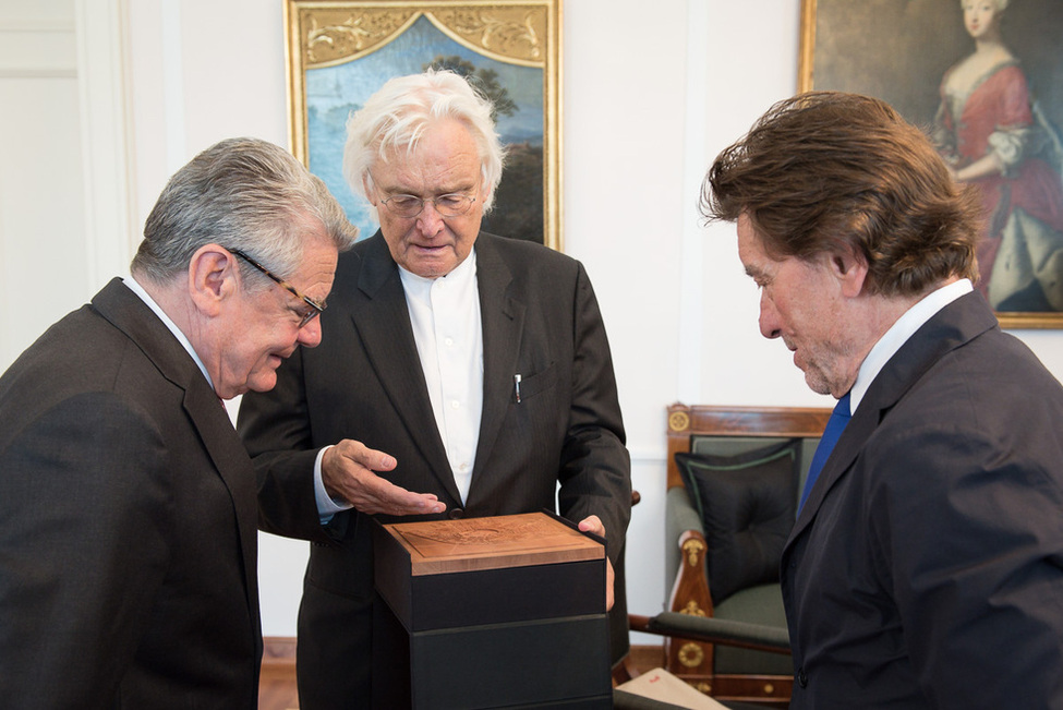 Bundespräsident Joachim Gauck bei der Übergabe eines Geschenks mit den Architekten Meinhard von Gerkan und Helmut Jahn anlässlich der Matinée zu Ehren der Architektur in Schloss Bellevue 