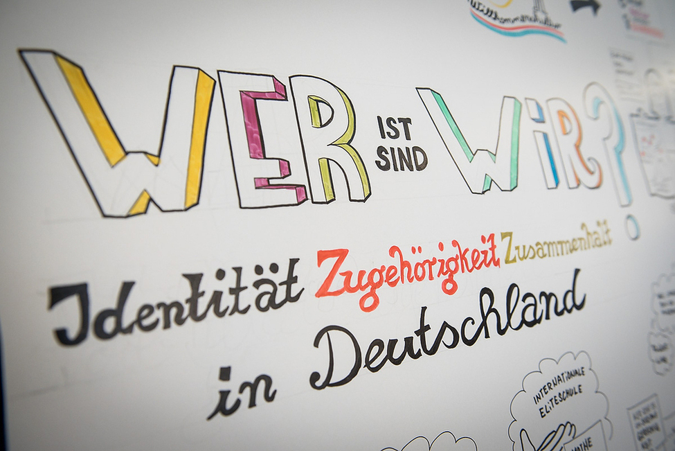 'Graphic Recording' von Visual Artist Gabriele Schlipf als Protokoll des Symposiums 'Wer ist wir'? im Großen Saal in Schloss Bellevue 