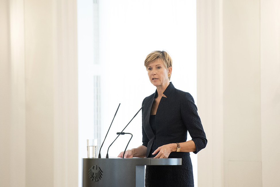 Susanne Klatten, Stiftungsratsvorsitzende der Herbert Quandt-Stiftung, begrüßt die Gäste des Symposiums 'Wer ist wir' im Großen Saal in Schloss Bellevue
