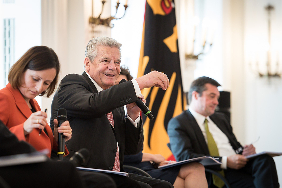 Bundespräsident Joachim Gauck bei der Podiumsdiskussion im Großen Saal anlässlich des Symposiums 'Wer ist wir'? in Schloss Bellevue 