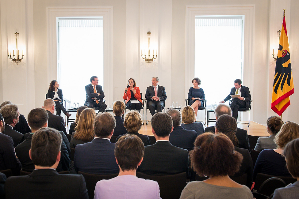 Bundespräsident Joachim Gauck diskutiert auf dem Podium im Großen Saal mit Esra Kücük, Bischof Martin Hein, Moderatorin Asli Sevindim, Lena Gorelik und Rainer Forst anlässlich des Symposiums 'Wer ist wir'? in Schloss Bellevue 