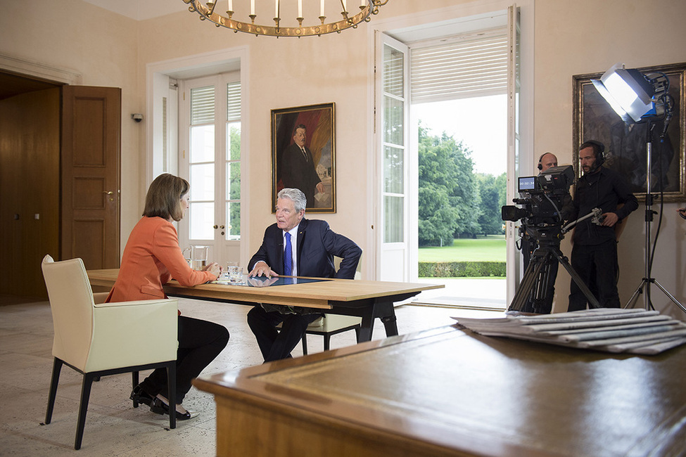 Bundespräsident Joachim Gauck im ZDF-Sommerinterview mit der Journalistin Bettina Schausten in der Eingangshalle in Schloss Bellevue