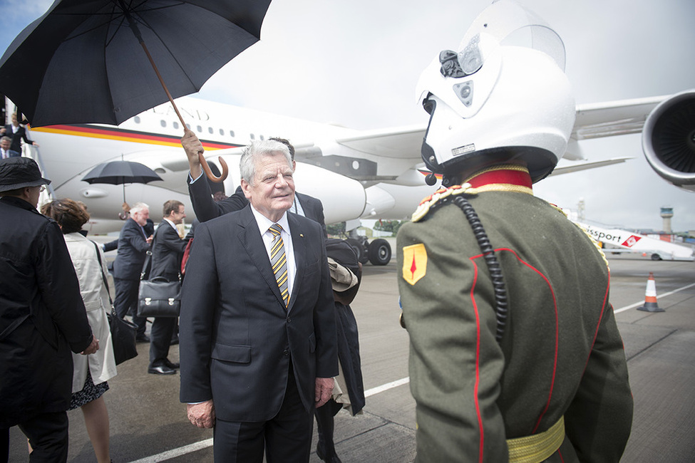 Bundespräsident Joachim Gauck bei seiner Ankunft am Flughafen von Dublin anlässlich seines Staatsbesuchs in Irland 