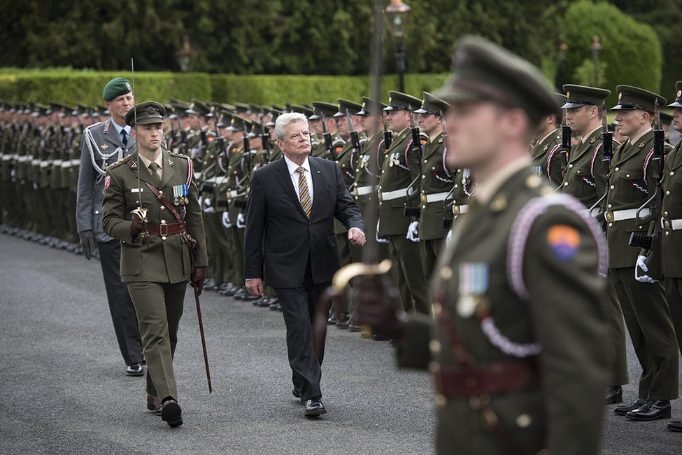 Bundespräsident Joachim Gauck wird mit militärischen Ehren am Amtssitz des Präsidenten von Irland, Michael D. Higgins, in Dublin anlässlich des Staatsbesuchs begrüßt