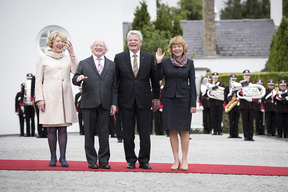 Bundespräsident Joachim Gauck und Daniela Schadt werden vom Präsidenten von Irland, Michael D. Higgins, und seiner Ehefrau Sabina Higgins mit militärischen Ehren an seinem Amtssitz in Dublin anlässlich des Staatsbesuchs begrüßt