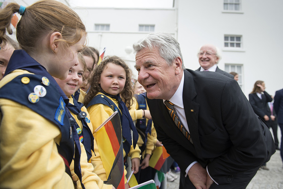 Bundespräsident Joachim Gauck begegnet einer Gruppe von Pfadfinderinnen am Amtssitz des Präsidenten Michael D. Higgins in Dublin 