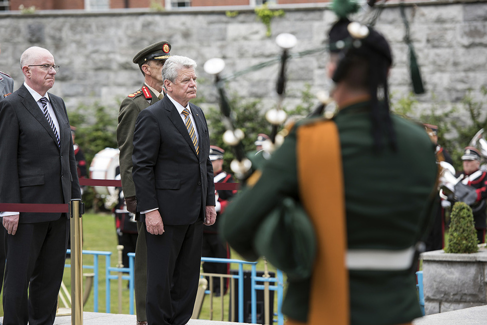 Bundespräsident Joachim Gauck bei der Kranzniederlegung am Mahnmal für die irischen Freiheitskämpfer im Garden of Remembrance in Dublin 