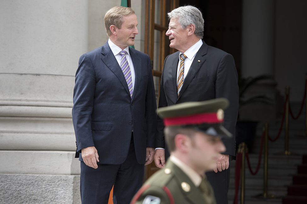 Bundespräsident Joachim Gauck begegnet dem Premierminister von Irland, Enda Kenny, in seinem Amtssitz in der Upper Merrion Street anlässlich des Staatsbesuchs 