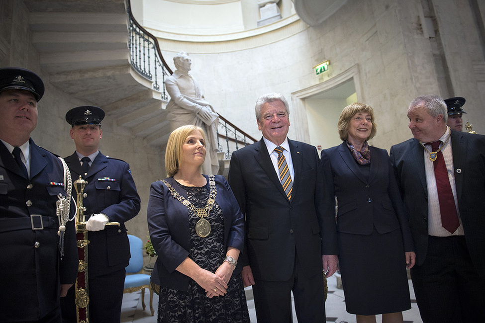 Bundespräsident Joachim Gauck und Daniela Schadt werden von der Bürgermeisterin der Stadt Dublin, Críona Ní Dhálaigh, im Rathaus anlässlich des Staatsbesuchs begrüßt