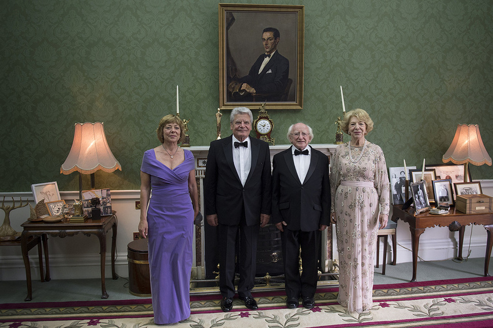 Bundespräsident Joachim Gauck und Daniela Schadt beim Defilee vor dem Staatsbankett gegeben vom Präsidenten von Irland, Michael D. Higgins, und seiner Ehefrau Sabina Higgins im Amtssitz des Präsidenten in Dublin anlässlich des Staatsbesuchs