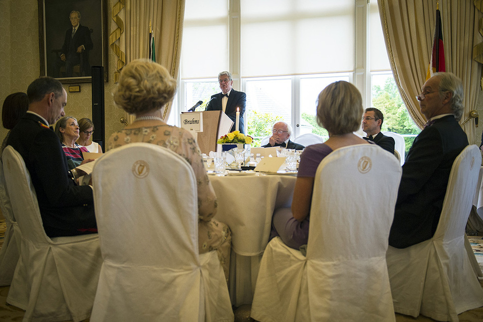 Bundespräsident Joachim Gauck hält eine Rede beim Staatsbankett gegeben vom Präsidenten von Irland, Michael D. Higgins, und seiner Ehefrau Sabina Higgins im Amtssitz des Präsidenten in Dublin anlässlich des Staatsbesuchs