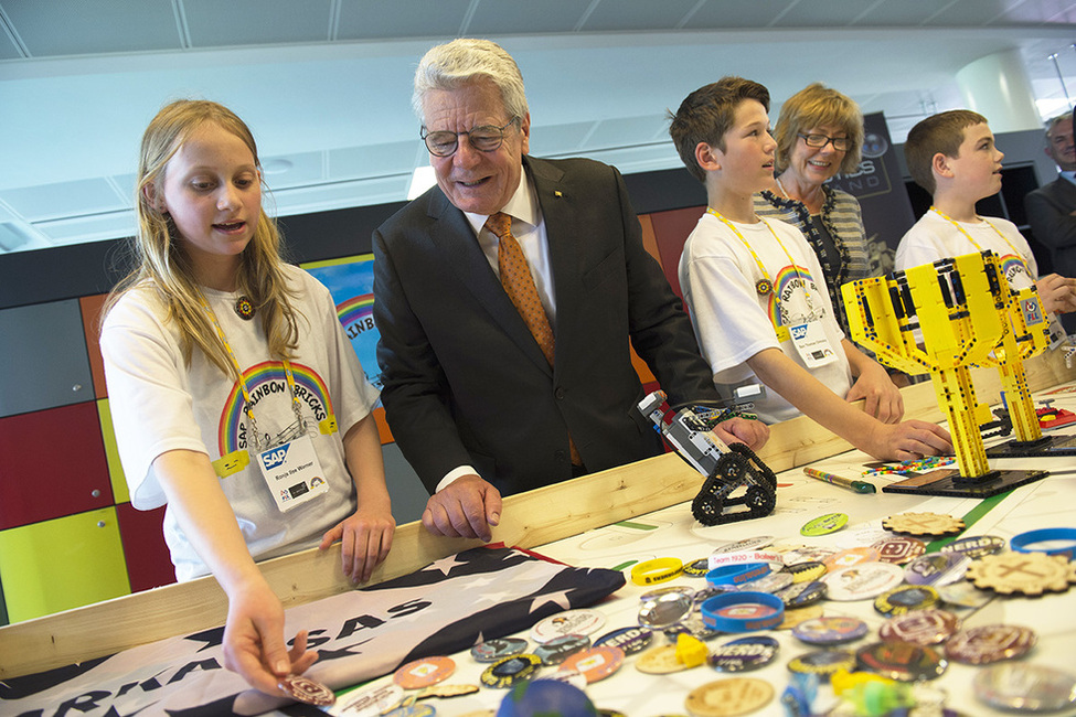 Bundespräsident Joachim Gauck begegnet Ronja Ilse Werner, eine der Teilnehmerinnen von Schulprogrammen von SAP Dublin während seines Besuchs bei der Firma anlässlich des Staatsbesuchs in Irland