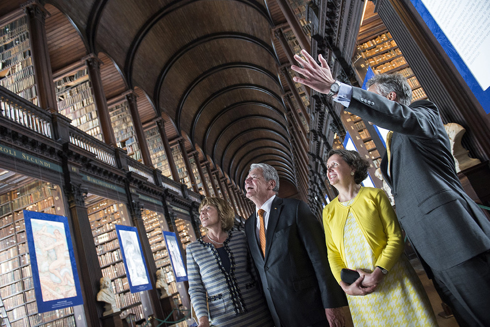 Bundespräsident Joachim Gauck und Daniela Schadt werden von der Bibliothekarin Helen Shenton und Patrick Prendergast, Präsident des Trinity Colleges, durch die Bibliothek des Trinity College anlässlich des Staatsbesuchs in Irland geführt