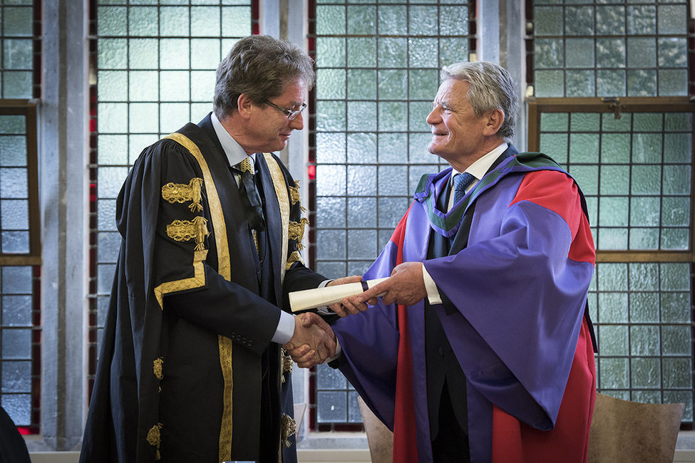 Bundespräsident Joachim Gauck nimmt die Ehrendoktorwürde der National University of Ireland, Galway während eines Festaktes in der Aula Maxima der Universität anlässlich seines Staatsbesuchs in Irland entgegen