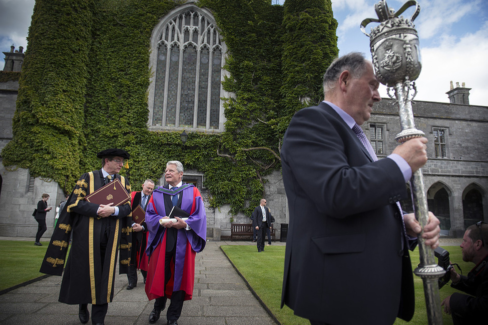 Bundespräsident Joachim Gauck im Gespräch mit Jim Browne, Präsident der National University of Ireland, Galway, nach der Verleihung der Ehrendoktorwürde an den Bundespräsidenten anlässlich seines Staatsbesuchs in Irland 