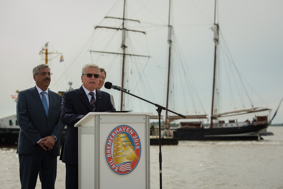 Bundespräsident Joachim Gauck bei einer Ansprache anlässlich der Eröffnung der Sail Bremerhaven 2015 zusammen mit dem Bürgermeister von Bremen, Carsten Sieling, und dem Oberbürgermeister von Bremerhaven, Melf Grantz 