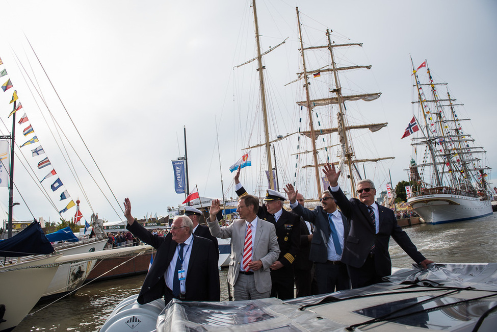 Bundespräsident Joachim Gauck bei der Fahrt auf einem V-Boot durch den Hafen mit dem Bürgermeister von Bremen, Carsten Sieling, und dem Oberbürgermeister von Bremerhaven, Melf Grantz anlässlich der Sail Bremerhaven 2015