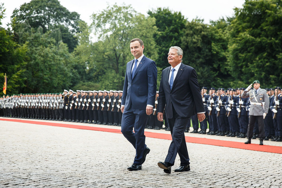 Bundespräsident Joachim Gauck begrüßt den polnischen Präsidenten Andrzej Duda in Schloss Bellevue mit militärischen Ehren anlässlich des Besuchs des Präsidenten der Republik Polen